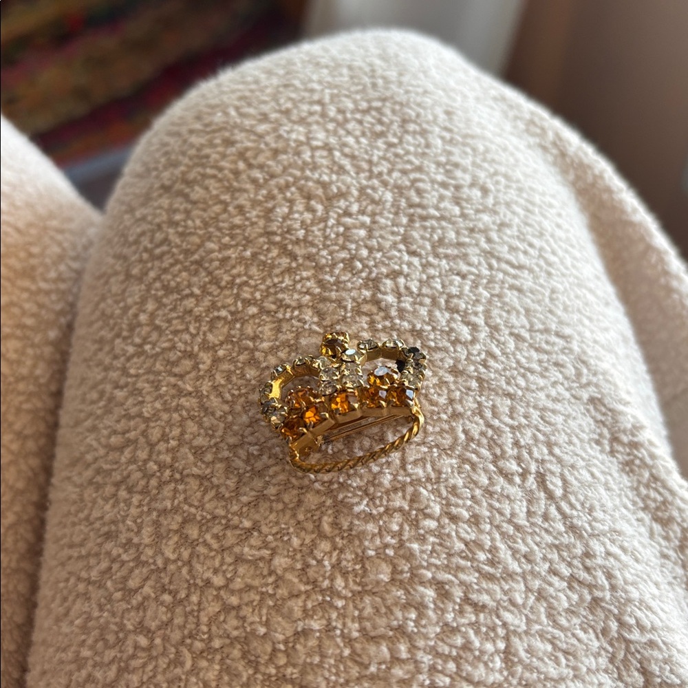 Gold crown brooch